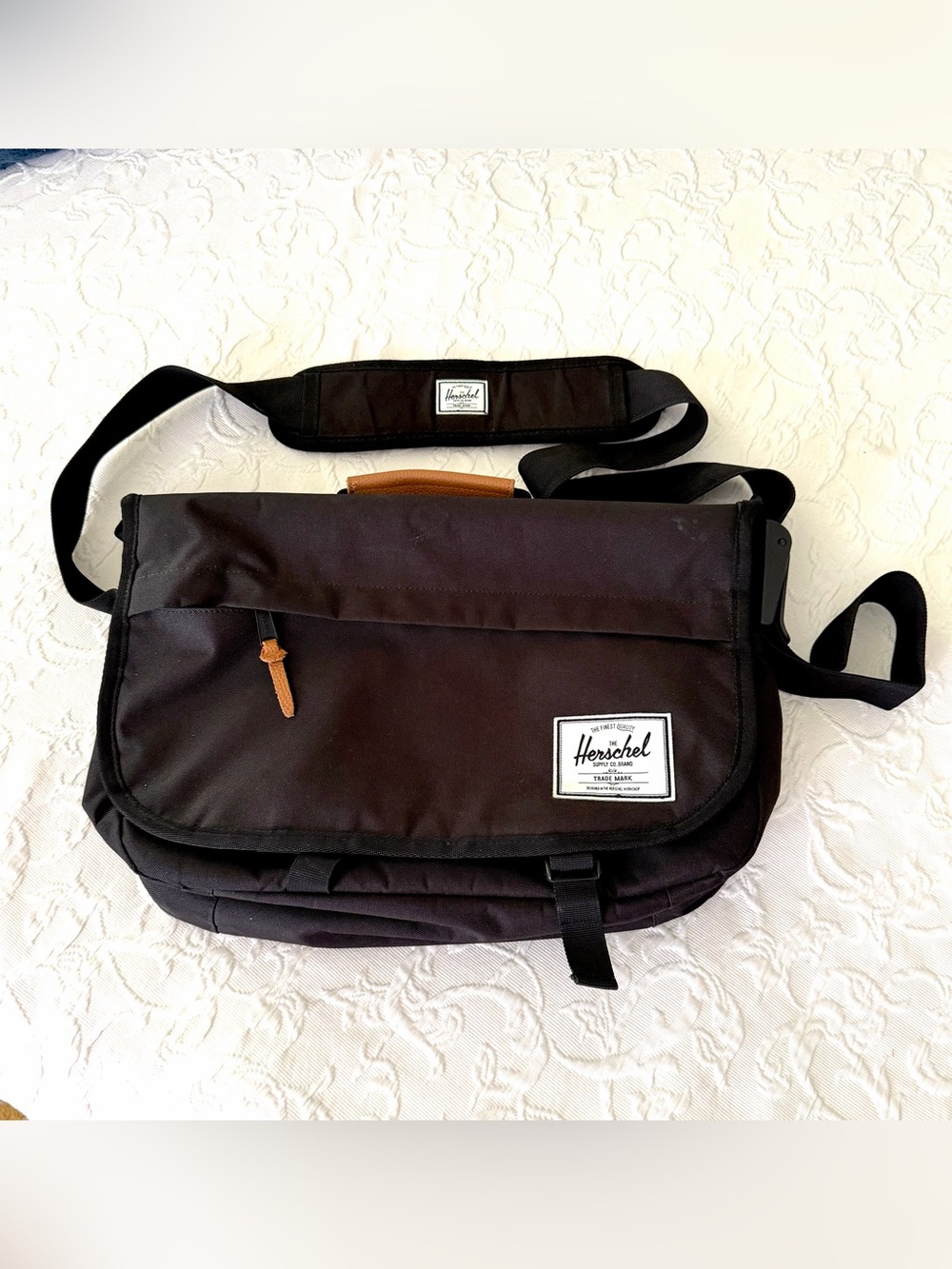 Herschel Supply Company Black Messenger Bag VGUC